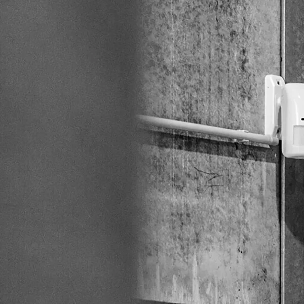 Bewegungsmelder an Zimmerwand – Bestandteil einer professionellen Alarmanlage von Löffler Security