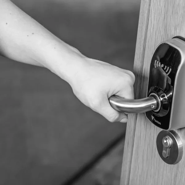 Paxton elektronisches Schloss an Holztür – professionelle Zugangskontrolle von Löffler Security Systems